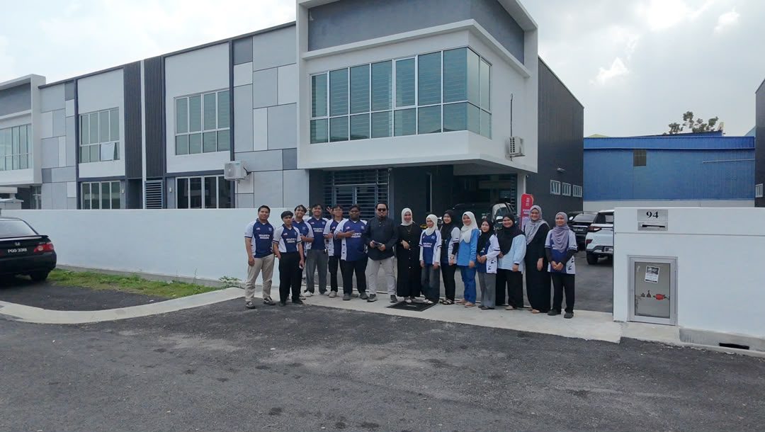 Team Waffiy Industries di hadapan warehouse Sungai Petani, Kedah